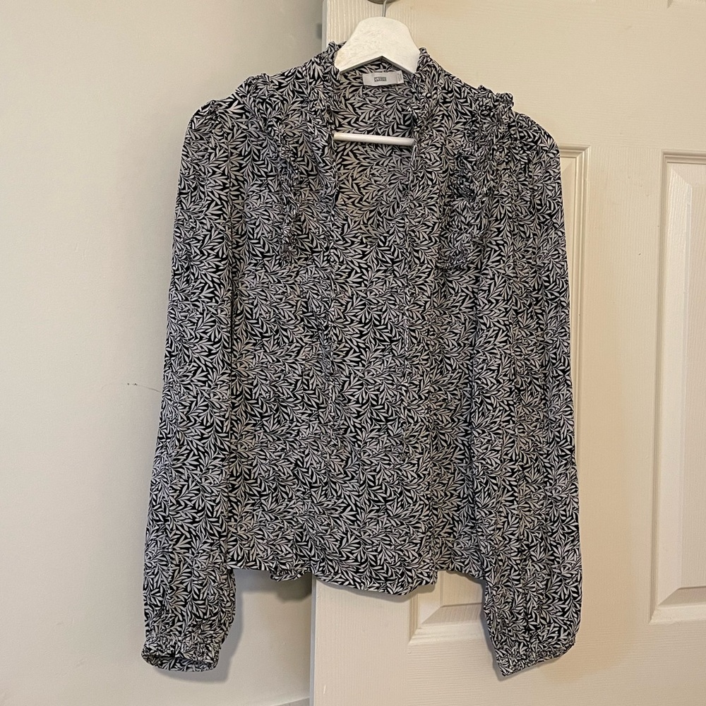 Closed black and white floral print blouse